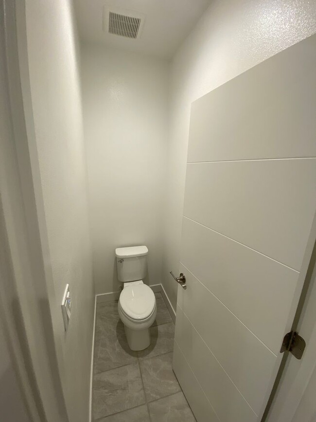 Building Photo - Advent - Three Story Townhome W/ Attached ...