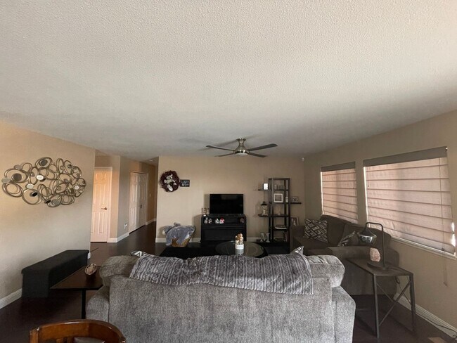 Building Photo - Spacious 2 bedroom plus a den 2 bath 2 car garage in Northwest Reno!