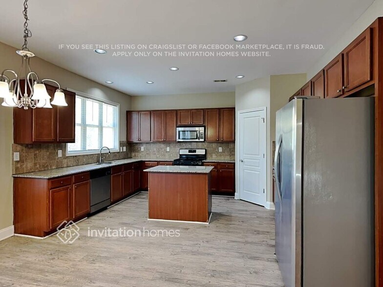 Building Photo - 505 Lakeside View