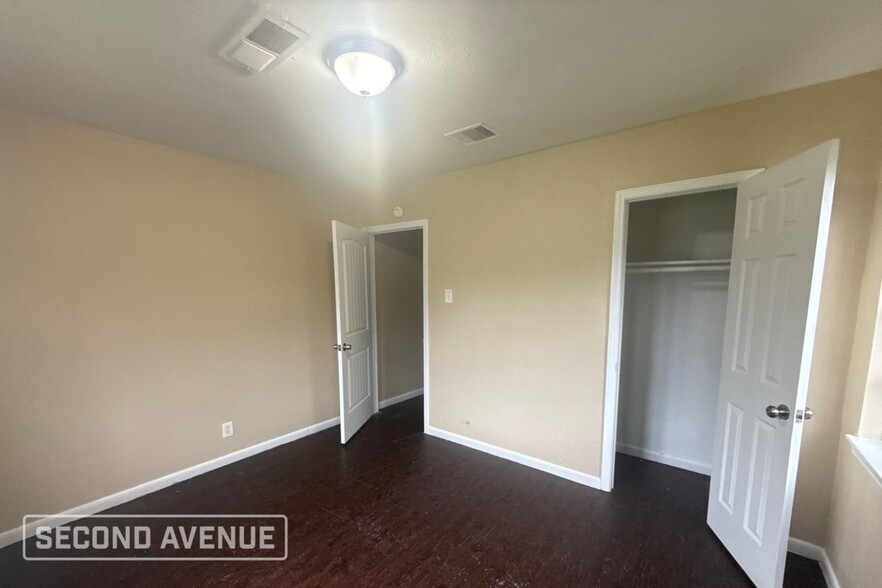 Building Photo - 9117 Oak Knoll Ln