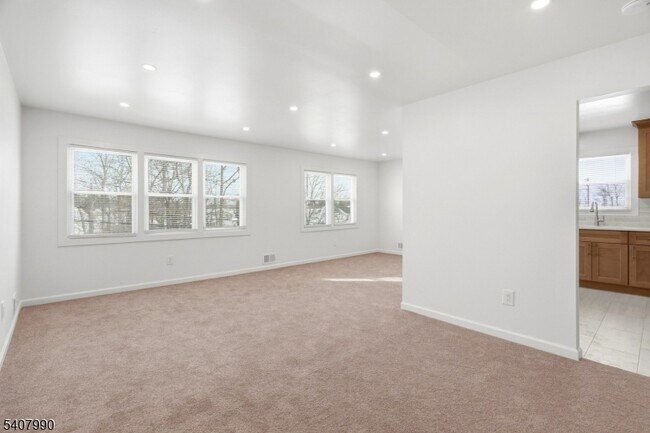 Building Photo - 114 Grove St