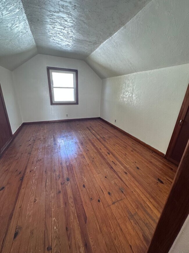 Building Photo - Cape Cod in Middletown 4 bedroom
