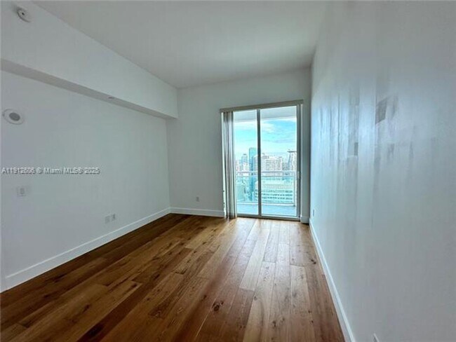 Building Photo - 950 Brickell Bay Dr