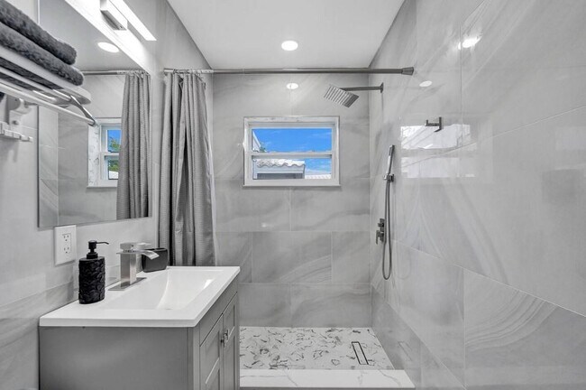 Building Photo - 824 S 20th Ave