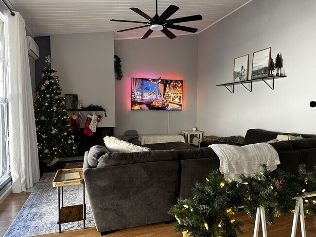 Building Photo - Beautiful Condo close to Memorial and Garces HS