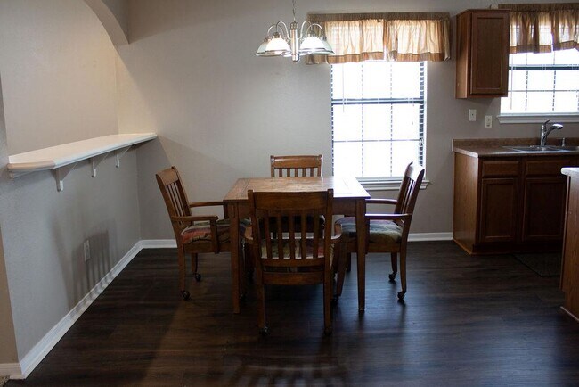 Building Photo - 208 Shaw St