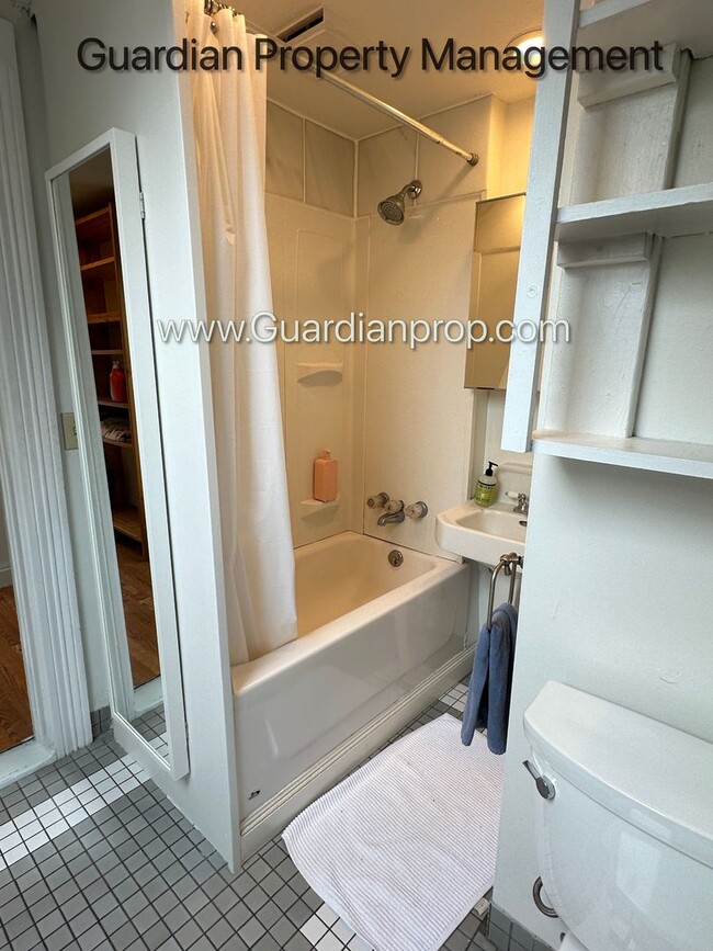 Building Photo - Linden Hills Upper Level Duplex, Sunroom, ...
