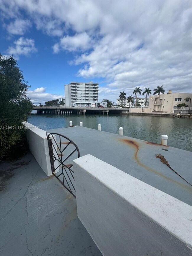 Building Photo - 6941 Bay Dr