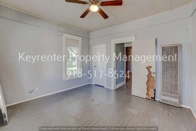Building Photo - E 4th Street Duplex