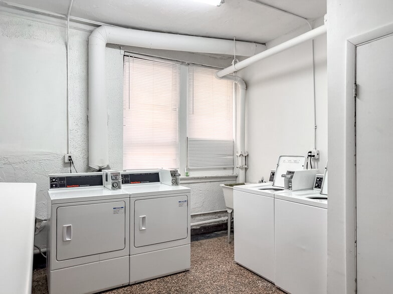 Building Photo - 3345 N Marshfield Ave