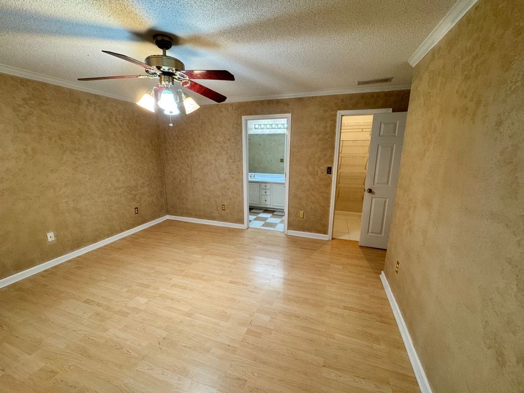 Building Photo - 2025 Baramore Oaks Dr