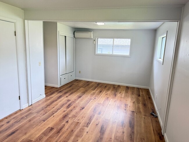 Building Photo - Huge 4 bedroom 2 bath house!