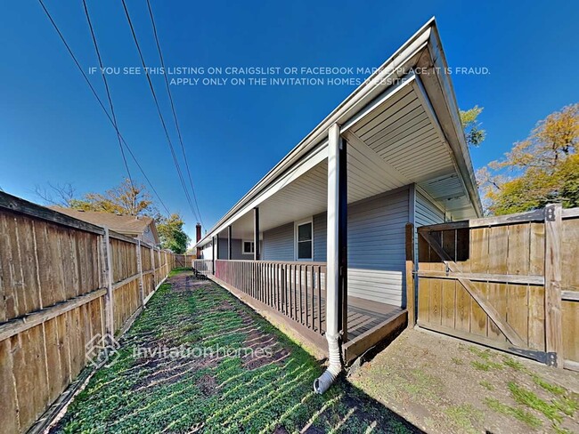 Building Photo - 5 E Adams St