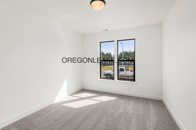 Building Photo - Gorgeous New Construction in Brand New Veneta Subdivision