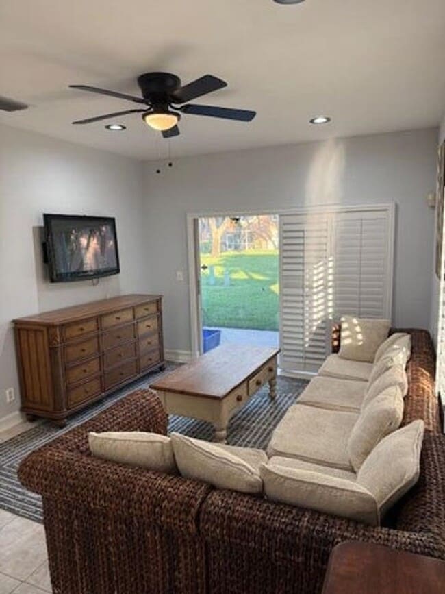 Building Photo - 9927 Kamena Cir