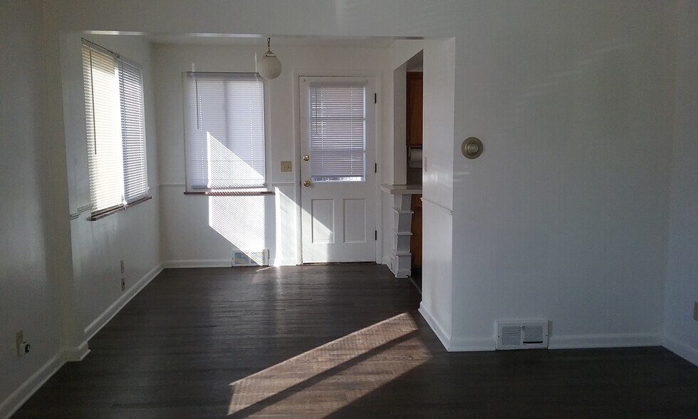 view towards dining area kitchen - 905 Davis Ave