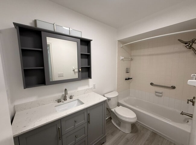 Building Photo - 5800 Hollywood Blvd