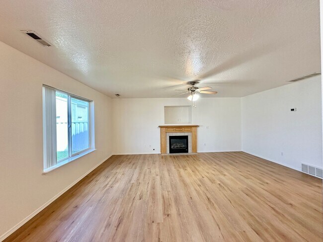 Building Photo - Newly Renovated Expansive Multi story 4 be...