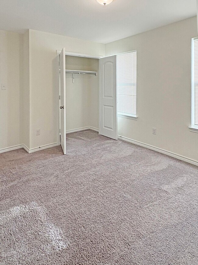 Building Photo - Contemporary Living in Seguin – Over 2,400 Sq Ft of Comfort