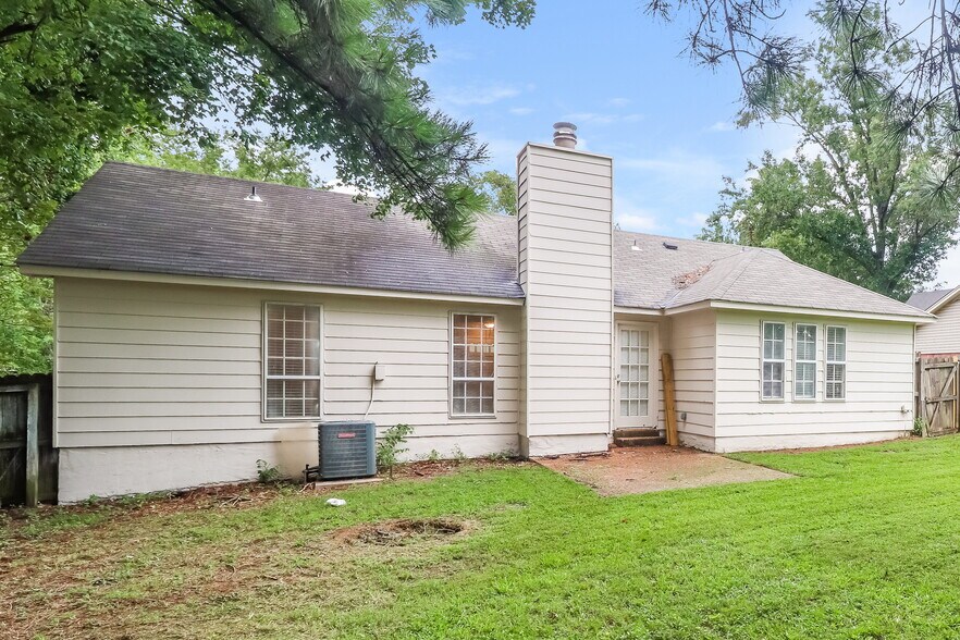 Building Photo - 6049 Lawnhill Dr