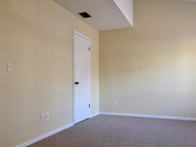 Building Photo - 2 Bed 1.5 Bath two story condo.