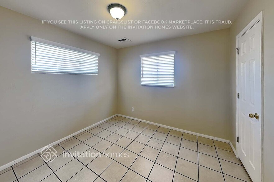 Building Photo - 4422 S Park Dr