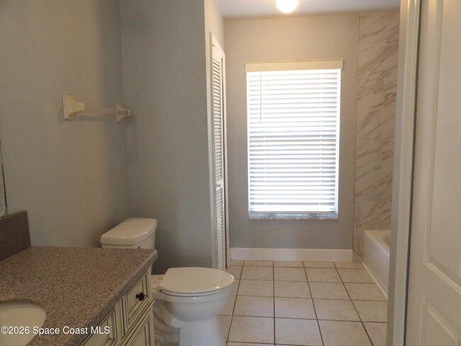 Building Photo - 1006 Locust Ave NW