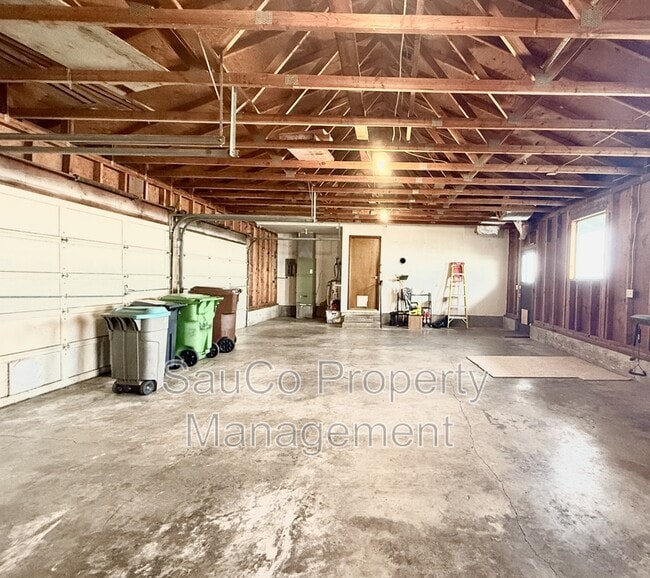 Building Photo - 344 S 2nd St