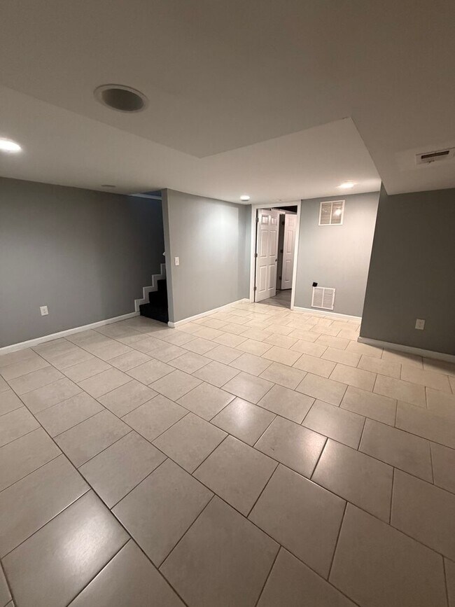 Building Photo - 2229 Graythorn Rd
