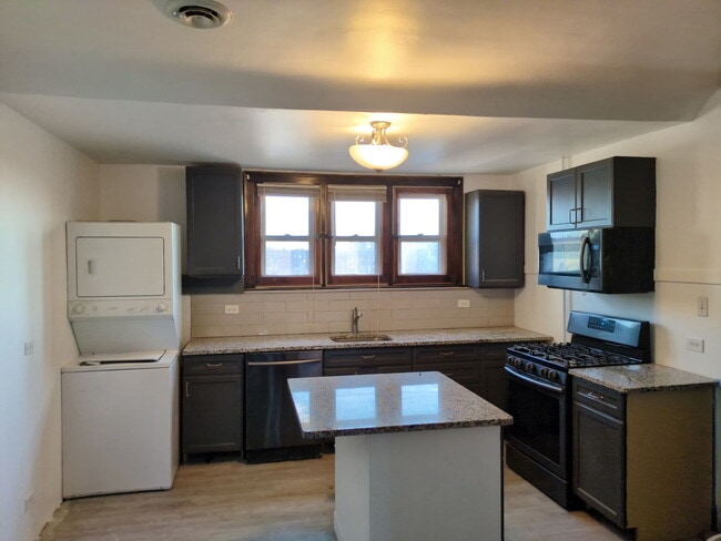 Building Photo - 420 N Pine Ave