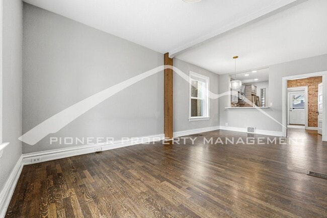 Building Photo - Charming Townhouse with Washer/Dryer and Central AC