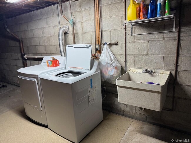 Building Photo - 230 Warn Ave