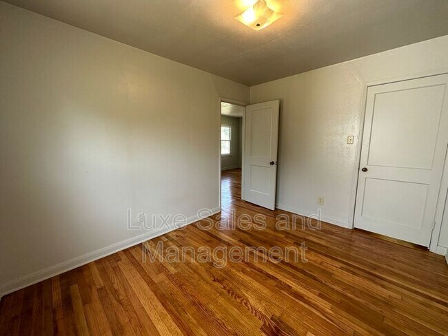 Building Photo - 206 E Myrtle Dr