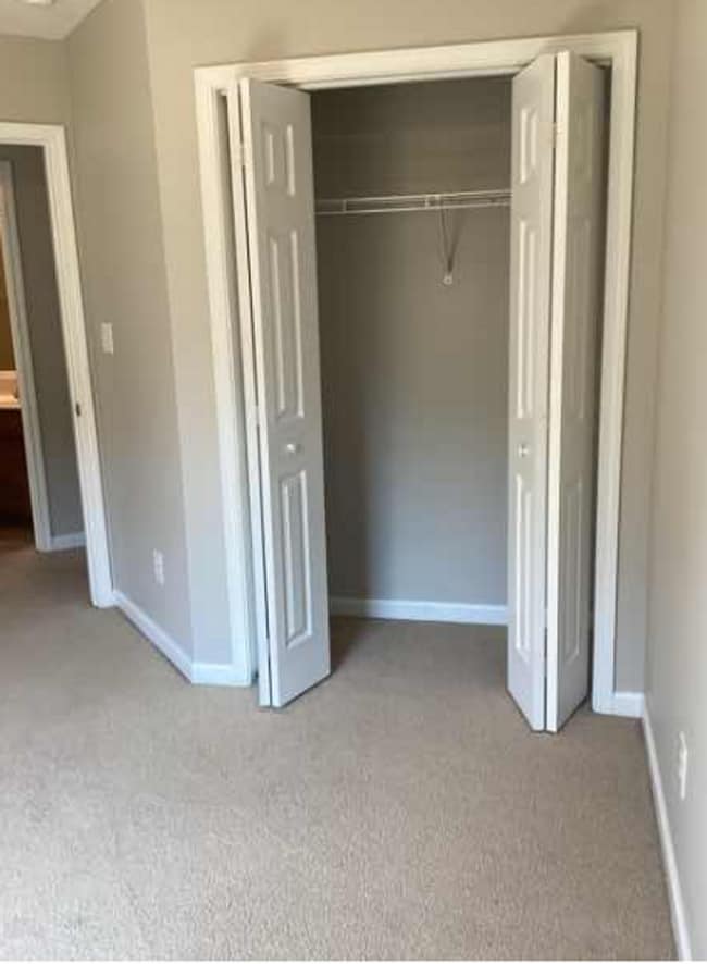 Building Photo - 3 bedroom, 2.5 bath Condo: Stoneview Neighborhood in Ellettsville! Available NOW!!