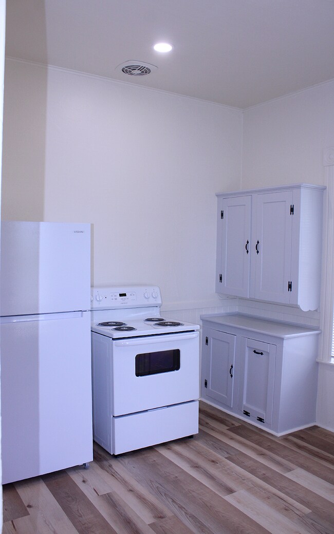 Building Photo - 658 Ash St