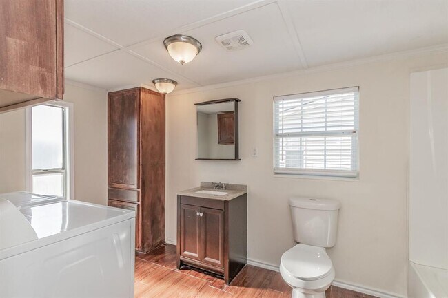 Building Photo - 103 Hackberry Ln