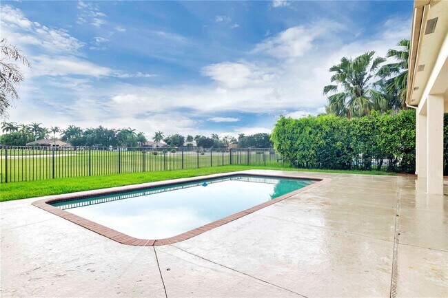 Building Photo - 2527 Eagle Run Dr