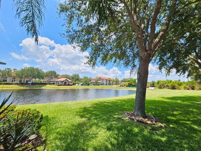 Building Photo - Large Melbourne Townhome