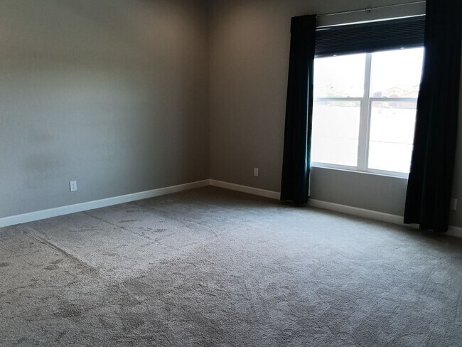 Building Photo - Stunning 4-bedroom, 3.5-bathroom home loca...