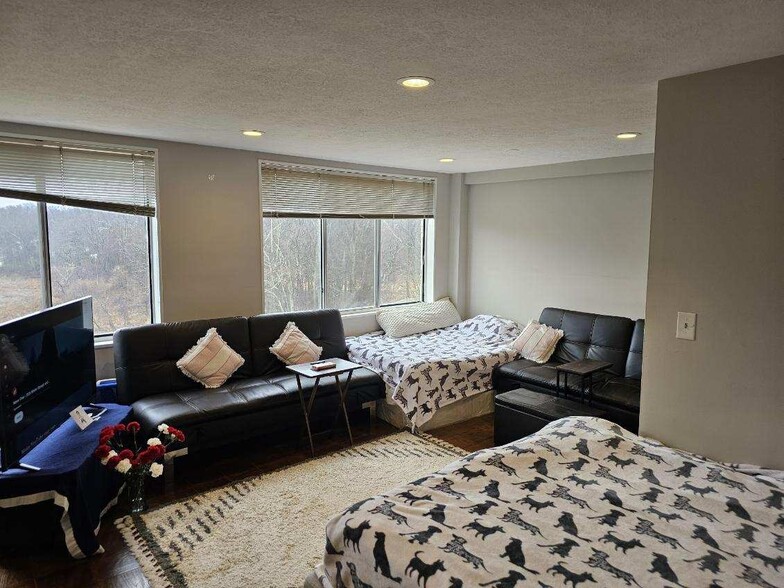 Living Area - 6631 Wakefield Dr