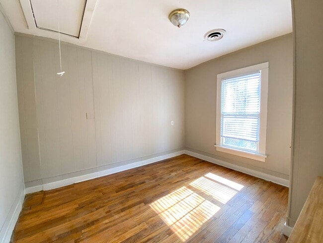 Building Photo - UPDATED 2 BD 1 BA NEAR