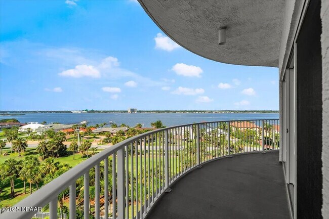 Building Photo - 2 Oceans W Blvd