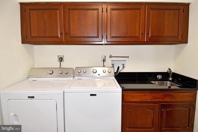 Building Photo - 7646 Huntmaster Ln