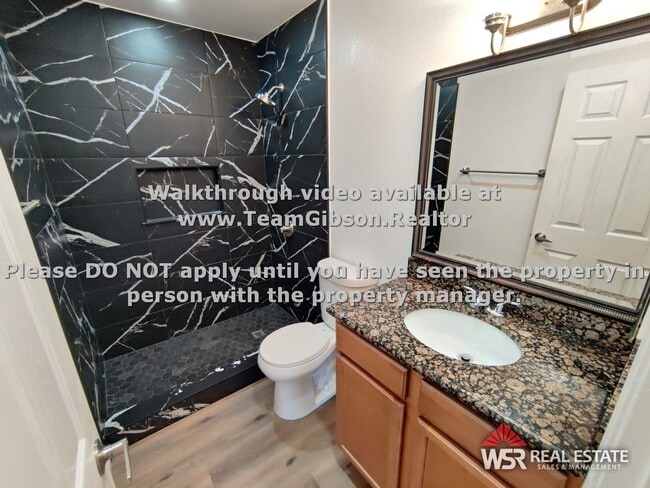 Building Photo - 1 Bedroom / 1 Bathroom Condo W/ garage
