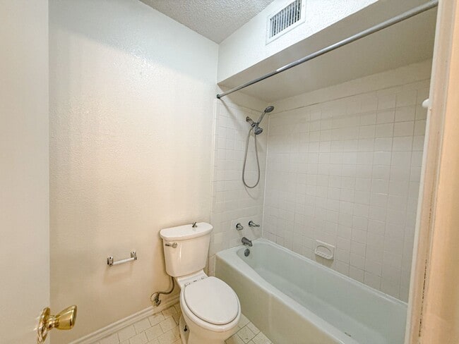 Building Photo - 612-614 Towne House Ln