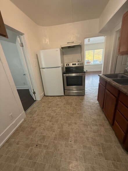 Building Photo - 216 W Fayette Ave