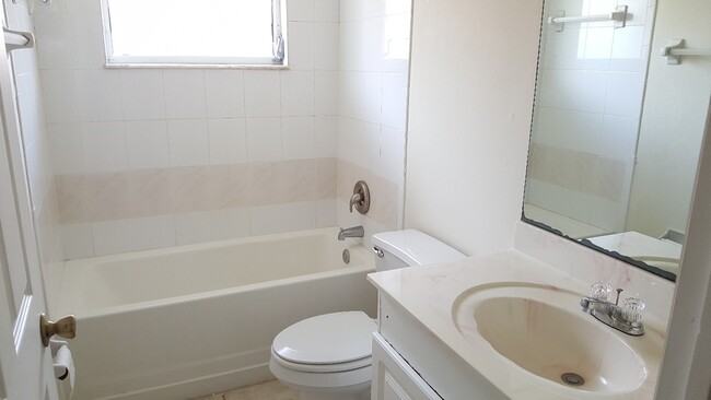 Building Photo - Affordable 3 bedroom 2 bath 1 car garage d...