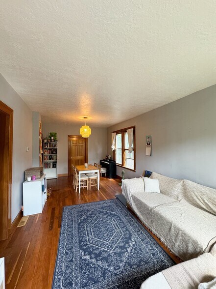 Building Photo - 634 NE 28th Ave