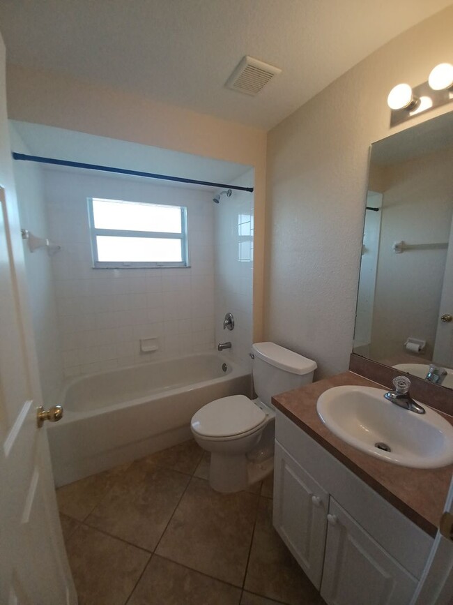 Building Photo - 3303 SW 8th Ct