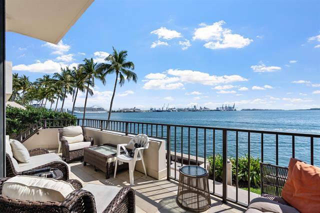 Building Photo - 520 Brickell Key Dr